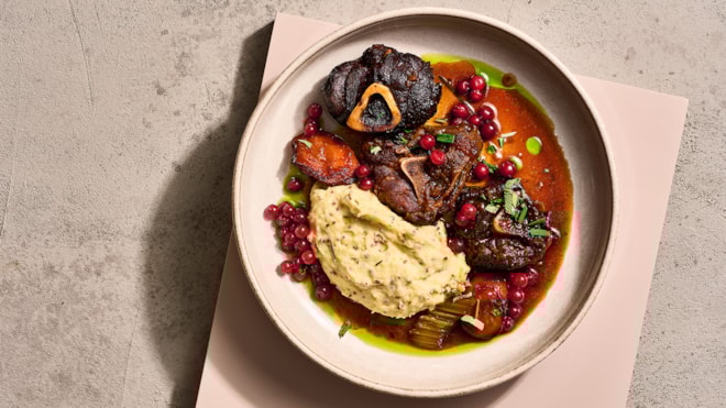 Poro ossobucco, täysjyväsinappi perunapyree ja puolukkaa