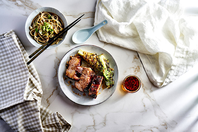 Grillattua porsaan niskaa char siu, sidesalaattia ja maapähkinöitä