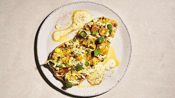 Naanleipä vadouvan kanacurrylla, paneer-juustolla ja grillatulla voilla