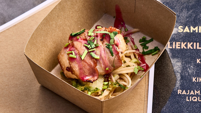 Garam style Koipinuija-pekonikääröt liekkilaudalla