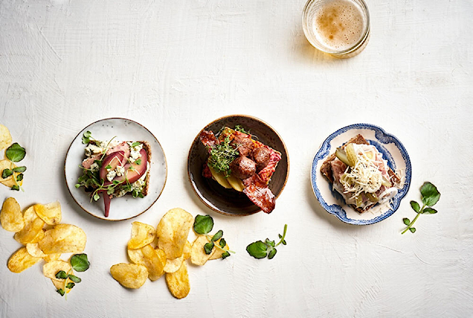 Pyörykkäleipä, curryllä maustettua punajuuri- salaattia