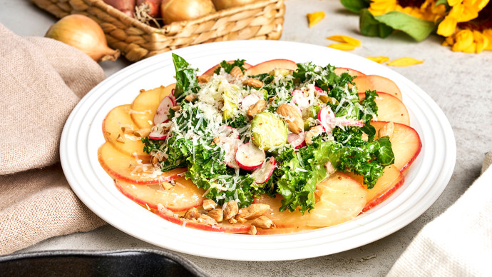 Mustakaali–ruusukaalisalaatti omenalla