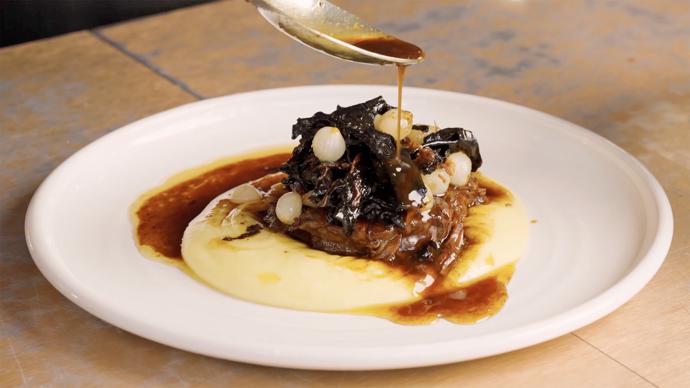 Naudan sisäpaistia, mustia torvisieniä ja voissa haudutettua sipulia