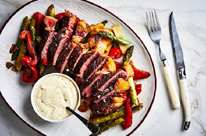 Grillattu naudan "New York strip steak" ja bearnaisekastiketta