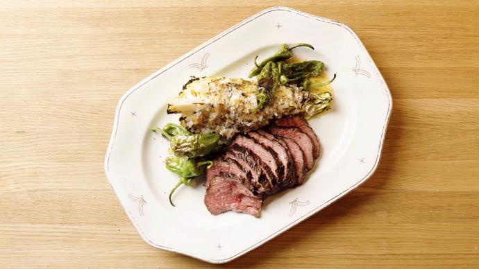 Paahdettua naudanpaistia ja padrón-paprikoita