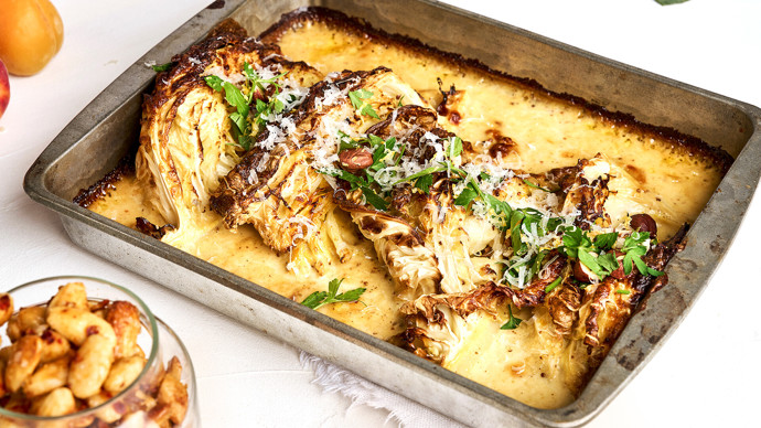 Paahdettua savojinkaalia, Gruyère-juustoa ja hasselpähkinöitä