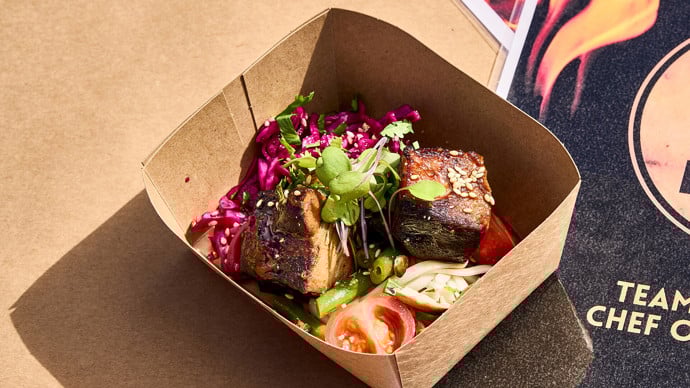 Porsaankylkeä udon-nuudeleilla ja aasialaisilla mauilla