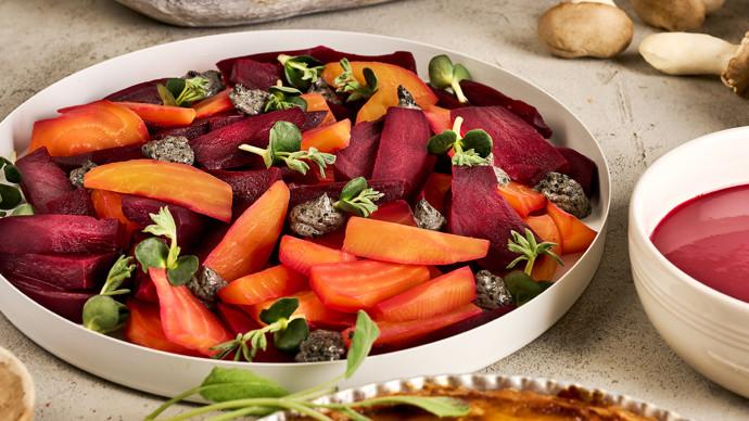 Punajuuri-keltajuurisalaatti, mustaa seesamikastiketta ja furikakea