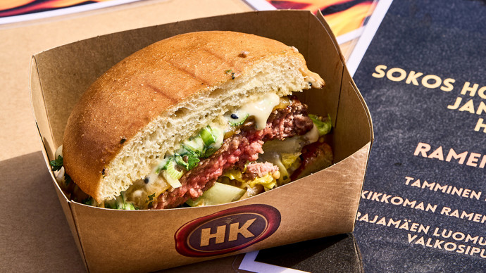 Ramen-sesamiburger ja kirsikka-BBQ-kastiketta