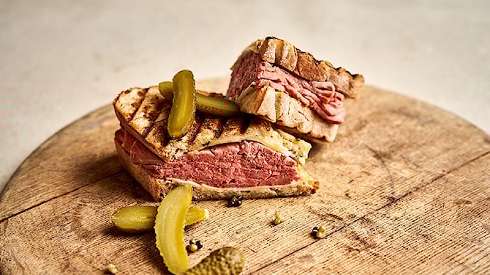 Steak Sandwich Corned Beefillä - Sisäpaistista suolalihaa
