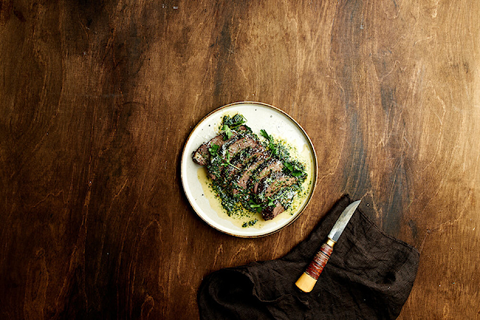 Ylikypsä rotukarjan chuck roll, chimichurri-kastiketta ja parmesaanijuustoa